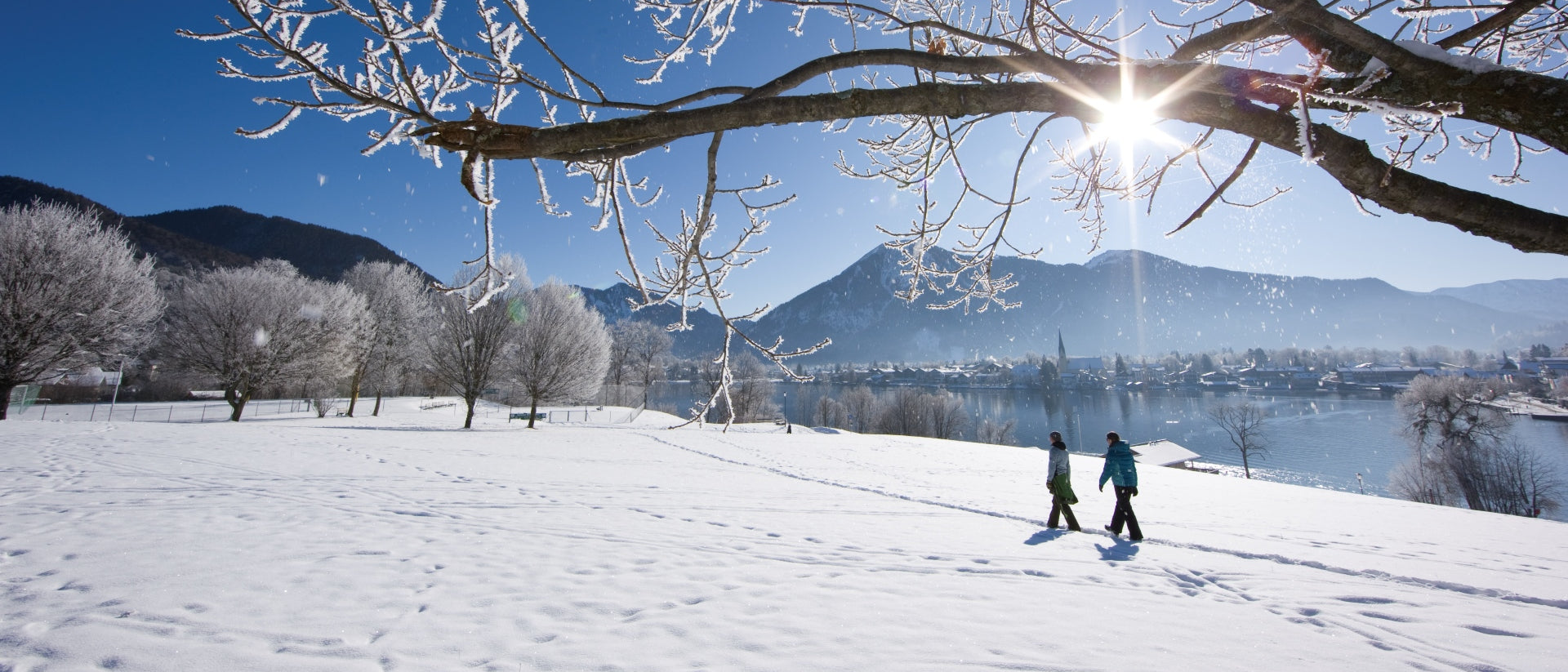 How to choose waterproof hiking boots for snow